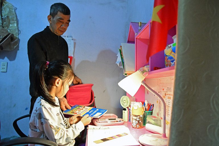 Ông nội Nhã Linh (trong ảnh) vốn là bộ đội, trước kia có sức khỏe tốt. Tuy nhiên, thời gian gần đây, ông được chẩn đoán mắc bệnh ung thư dạ dày cho nên thường xuyên phải trải qua các đợt xạ trị khiến cơ thể yếu dần.