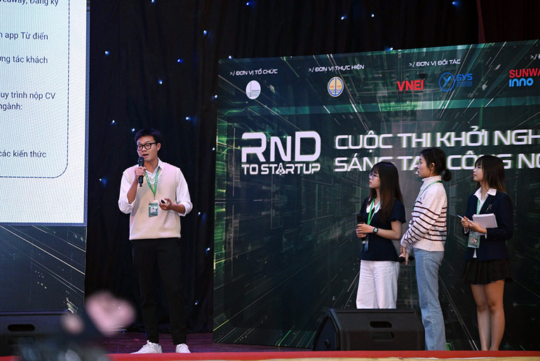 Các đội tuyển tranh tài trên sân khấu.