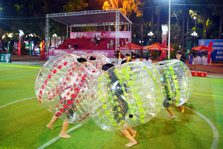 Ngoài bóng đá, có rất nhiều hoạt động nâng cao thể chất, gắn kết cộng đồng đã được triển khai. Ngoài bóng đá, có rất nhiều hoạt động nâng cao thể chất, gắn kết cộng đồng đã được triển khai.