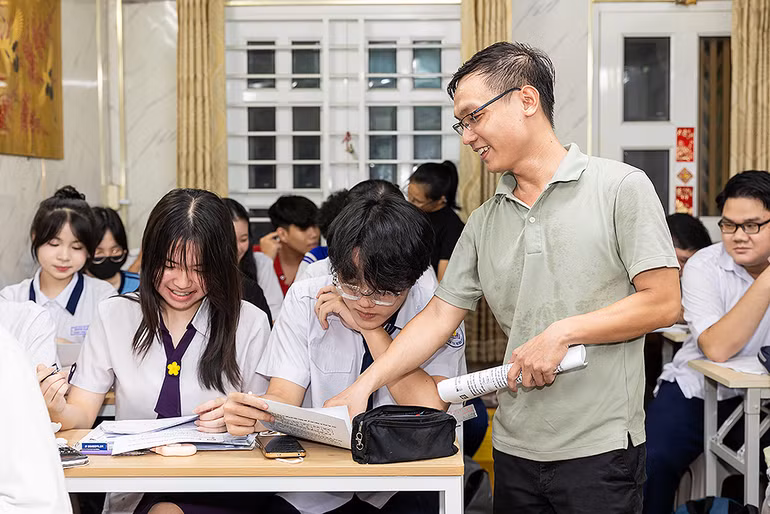 Chân dung người đàn ông từ bỏ công việc ổn định với thu nhập tốt để gắn bó với nghề giáo.