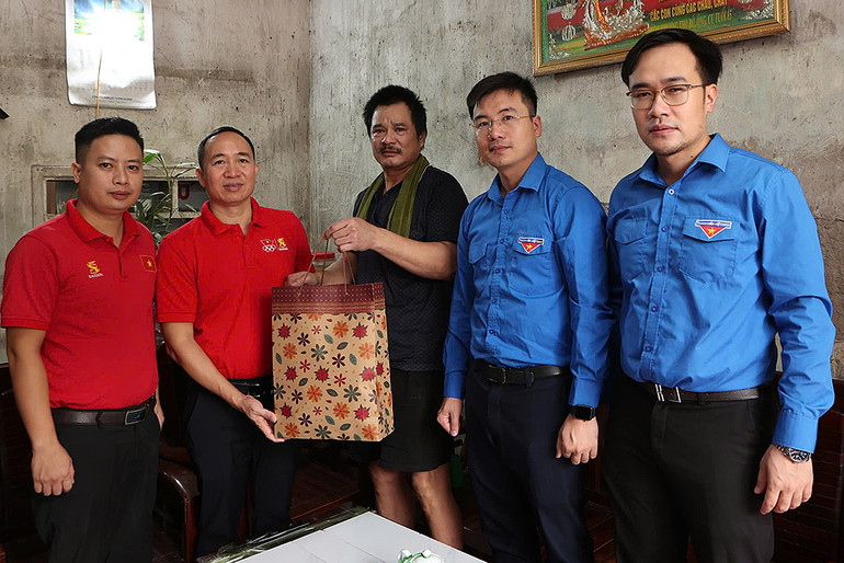 Đại diện Trung ương Đoàn và các đơn vị liên quan đến thăm hỏi, trao quà tặng người dân.