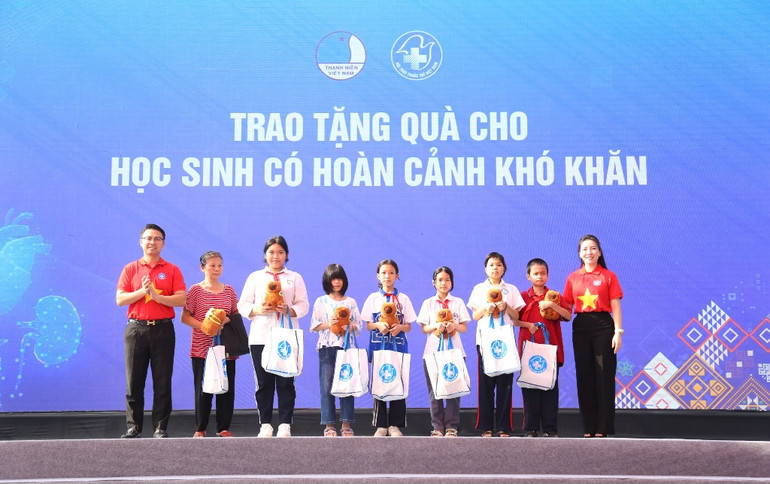 Đại diện Ban tổ chức trao quà tặng học sinh có hoàn cảnh khó khăn quận Tây Hồ (Hà Nội). Đại diện Ban tổ chức trao quà tặng học sinh có hoàn cảnh khó khăn quận Tây Hồ (Hà Nội).