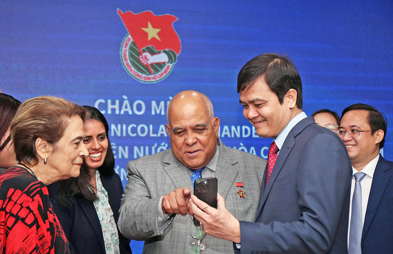 Không khí thân mật tại buổi lễ.