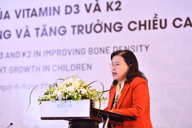 Phó Giáo sư, Tiến sĩ Nguyễn Thị Xuyên phát biểu đề dẫn Hội thảo.