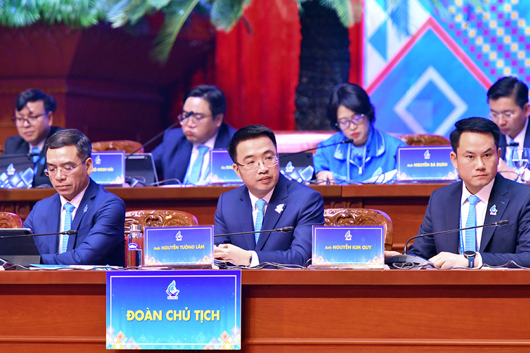 Đồng chí Nguyễn Tường Lâm và các Ủy viên Đoàn Chủ tịch Đại hội.