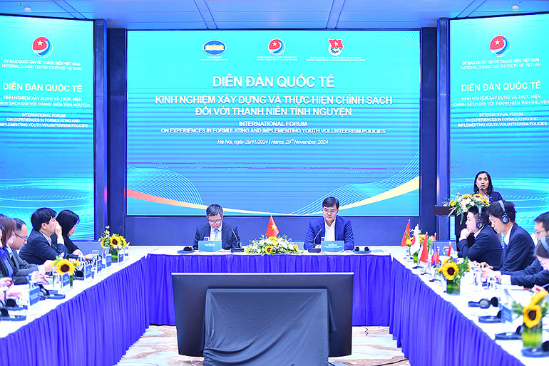 Từ phải qua: Bí thư thứ nhất Trung ương Đoàn, Chủ nhiệm Ủy ban Quốc gia về thanh niên Việt Nam Bùi Quang Huy và Thứ trưởng Ngoại giao Phạm Thanh Bình điều hành Diễn đàn.