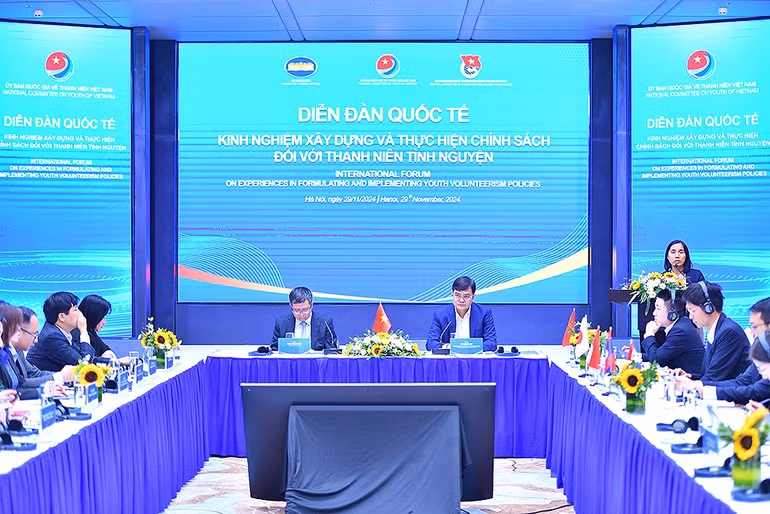 Từ phải qua: Bí thư thứ nhất Trung ương Đoàn, Chủ nhiệm Ủy ban Quốc gia về thanh niên Việt Nam Bùi Quang Huy và Thứ trưởng Ngoại giao Phạm Thanh Bình điều hành Diễn đàn.