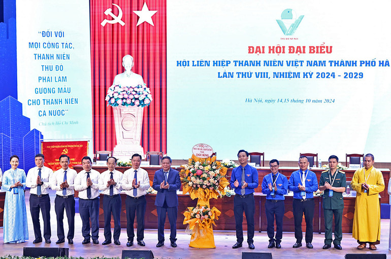 Đại diện lãnh đạo thành phố Hà Nội trao hoa tặng Đại hội.
