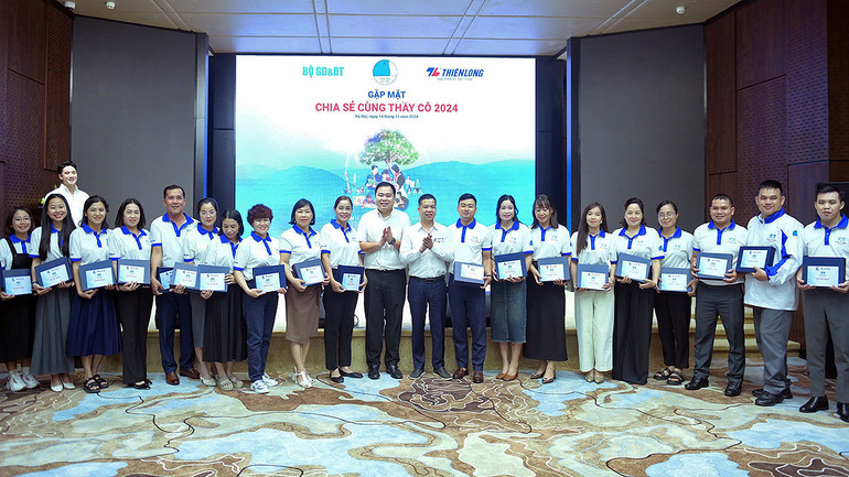 Đại diện Trung ương Hội Liên hiệp Thanh niên Việt Nam và Tập đoàn Thiên Long trao sổ tiết kiệm tặng các thầy, cô giáo trong khuôn khổ chương trình.