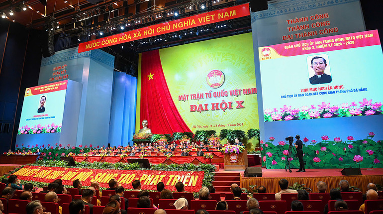 Đại hội nghe công bố danh sách các Ủy viên Ủy ban Trung ương Mặt trận Tổ quốc Việt Nam khóa X.