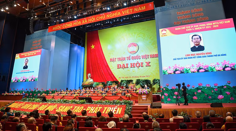 Đại hội nghe công bố danh sách các Ủy viên Ủy ban Trung ương Mặt trận Tổ quốc Việt Nam khóa X. Đại hội nghe công bố danh sách các Ủy viên Ủy ban Trung ương Mặt trận Tổ quốc Việt Nam khóa X.