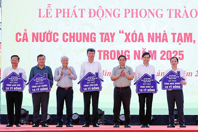 Tại Lễ phát động Phong trào thi đua cả nước chung tay “Xóa nhà tạm, nhà dột nát” trong năm 2025, Thủ tướng Phạm Minh Chính và Chủ tịch Ủy ban Trung ương Mặt trận Tổ quốc Việt Nam Đỗ Văn Chiến đã trao kinh phí hỗ trợ từ Quỹ Vì người nghèo Trung ương tặng 5 tỉnh Tây Bắc.