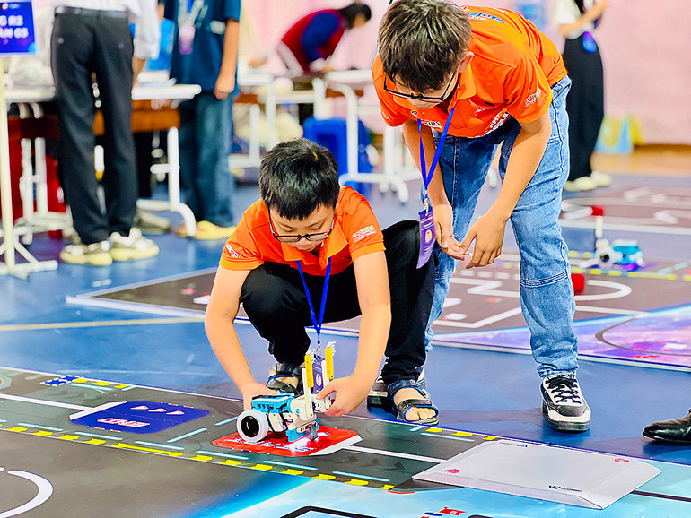 Các đội tuyển tranh tài quyết liệt.