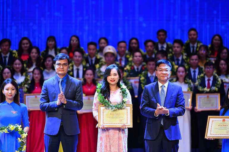 Phó Thủ tướng Lê Thành Long và Bí thư Thứ nhất Trung ương Đoàn Bùi Quang Huy trao Bằng khen tặng các "Nhà giáo trẻ tiêu biểu" cấp Trung ương năm 2024.