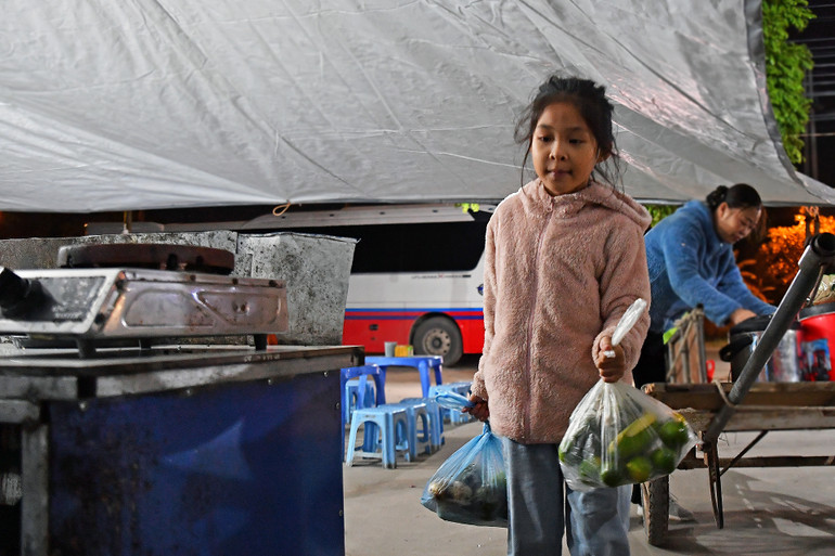 Những buổi bán hàng ở quán ốc được đặt theo tên của chính em thường kéo dài đến tối muộn và thường chỉ đóng cửa sớm hơn một chút vào những ngày đông giá buốt. Chia tay chúng tôi, cô bé hiếu thảo cho biết hiện đang tiếp tục nuôi tóc dài để hiến tặng những "chiến binh K" như ông nội của em.