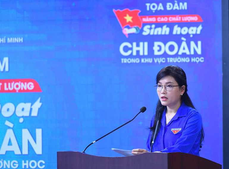 Trưởng Ban Thanh niên Trường học Trung ương Đoàn, Phó Chủ tịch Thường trực Hội Sinh viên Việt Nam Hồ Hồng Nguyên trình bày báo cáo “Thực trạng, giải pháp nâng cao chất lượng sinh hoạt chi đoàn trong trường học”. Trưởng Ban Thanh niên Trường học Trung ương Đoàn, Phó Chủ tịch Thường trực Hội Sinh viên Việt Nam Hồ Hồng Nguyên trình bày báo cáo “Thực trạng, giải pháp nâng cao chất lượng sinh hoạt chi đoàn trong trường học”.