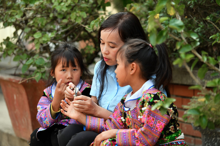 Cô Vì Thị Hằng thường xuyên cắt móng tay, bảo ban học trò cách tự chăm sóc, vệ sinh cá nhân mỗi ngày.