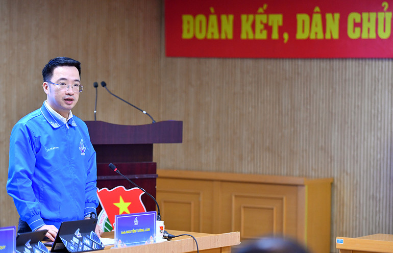 Đồng chí Nguyễn Tường Lâm thông tin với báo chí về Đại hội.