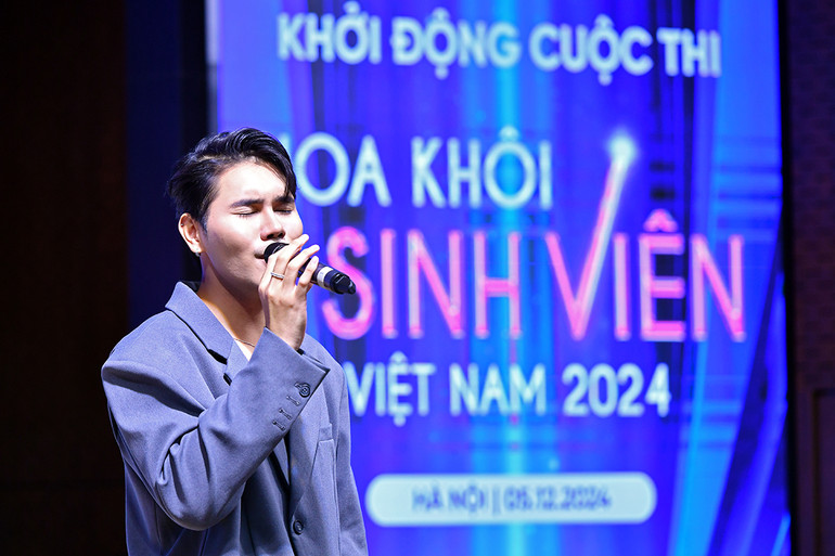 Á quân Vietnam Idol 2023 Lâm Phúc khuấy động bầu không khí buổi lễ với các ca khúc về tuổi trẻ.