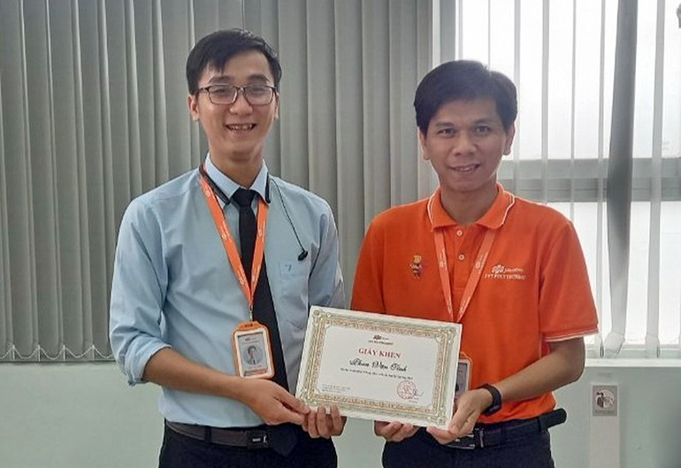 Thầy Phan Văn Tính (bên trái) đạt danh hiệu Giảng viên xuất sắc học kỳ năm 2023. Thầy Phan Văn Tính (bên trái) đạt danh hiệu Giảng viên xuất sắc học kỳ năm 2023.