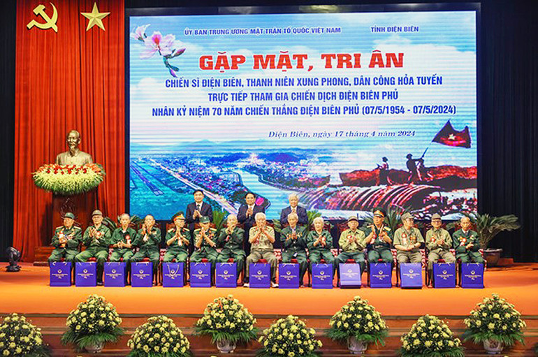Ngày 17/4, tại tỉnh Điện Biên, Thủ tướng Chính phủ Phạm Minh Chính, Chủ tịch Ủy ban Trung ương Mặt trận Tổ quốc Việt Nam Đỗ Văn Chiến và Bí thư Tỉnh ủy Điện Biên Trần Quốc Cường trao quà tặng 15 đại biểu tại Chương trình gặp mặt, tri ân chiến sĩ Điện Biên, thanh niên xung phong, dân công hỏa tuyến trực tiếp tham gia chiến dịch Điện Biên Phủ nhân kỷ niệm 70 năm chiến thắng Điện Biên Phủ (7/5/1954 - 7/5/2024)