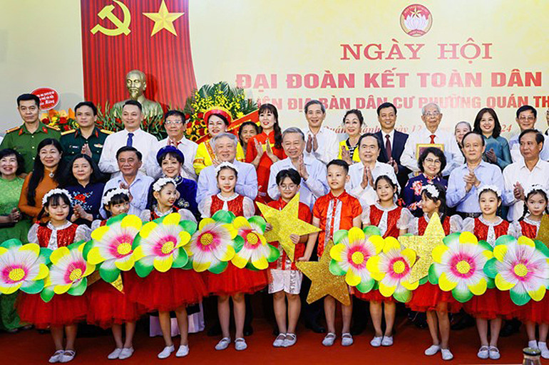 Tổng Bí thư Tô Lâm và Chủ tịch Quốc hội Trần Thanh Mẫn cùng dự Ngày hội Đại đoàn kết toàn dân tộc với cán bộ, nhân dân phường Quán Thánh (quận Ba Đình, Hà Nội) ngày 12/11/2024.