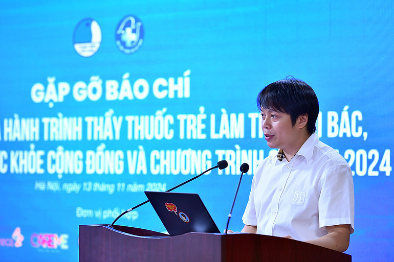 Phó Chủ tịch, Tổng Thư ký Hội Thầy thuốc trẻ Việt Nam Nguyễn Hữu Tú báo cáo tổng kết Hành trình.