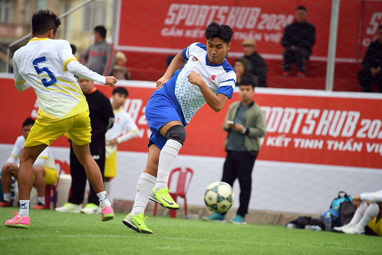 Một pha tranh bóng tại vòng chung kết giải đấu. Một pha tranh bóng tại vòng chung kết giải đấu.