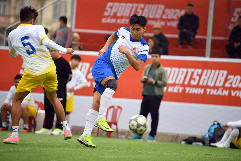 Một pha tranh bóng tại vòng chung kết giải đấu.