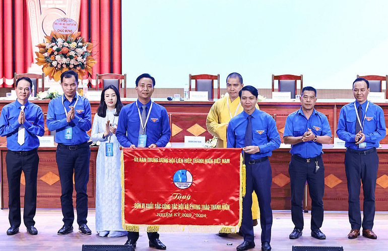 Hội Liên hiệp Thanh niên thành phố Hà Nội đón nhận cờ thi đua xuất sắc do Trung ương Hội Liên hiệp Thanh niên Việt Nam trao tặng.