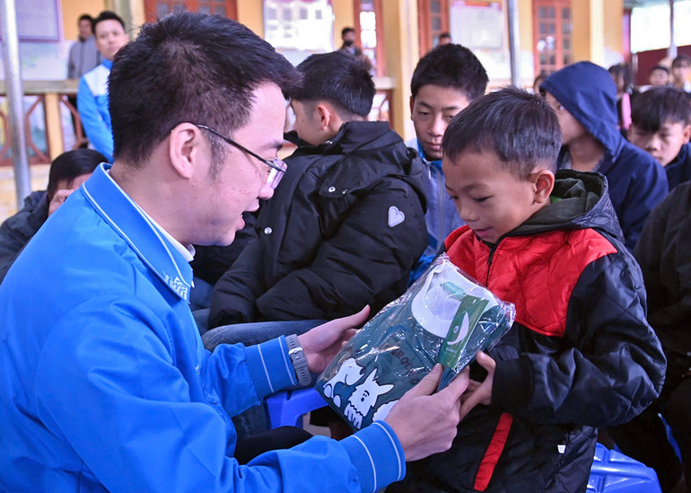 Đồng chí Nguyễn Tường Lâm trao áo ấm tặng học sinh địa phương trong khuôn khổ Ngày hội.