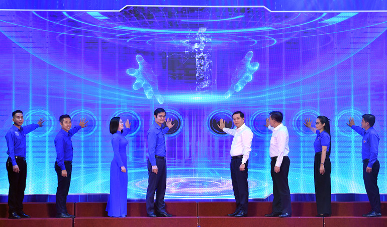 Đại diện lãnh đạo Đảng ủy Khối Doanh nghiệp Trung ương, Trung ương Đoàn và một số cụm thi đua trong Khối thực hiện nghi lễ phát động.