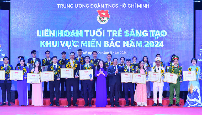 Bí thư Thành đoàn Hà Nội Chu Hồng Minh (thứ 7 từ phải sang) và đại diện các đơn vị liên quan trao Bằng khen tặng những cá nhân tiêu biểu.