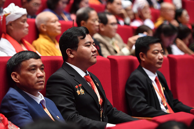 Các đại biểu lắng nghe tham luận.