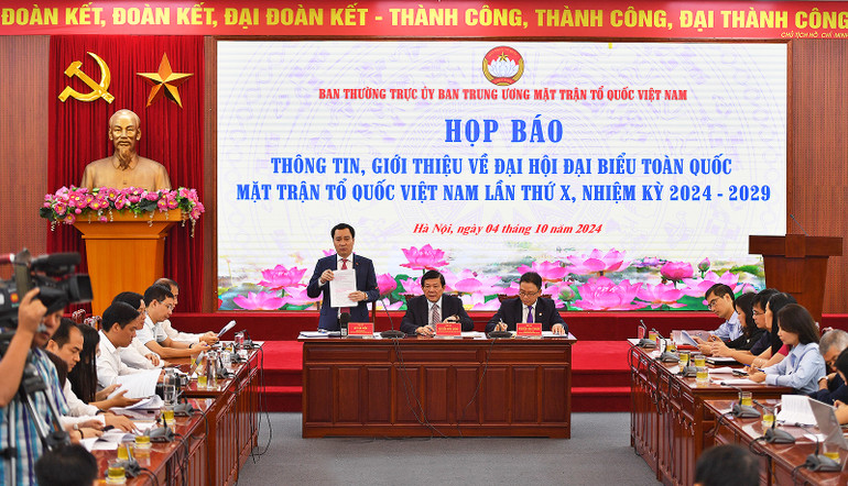 Trưởng Ban Tuyên giáo Ủy ban Trung ương Mặt trận Tổ quốc Việt Nam Vũ Văn Tiến (đang đứng) cung cấp thông tin về Đại hội.