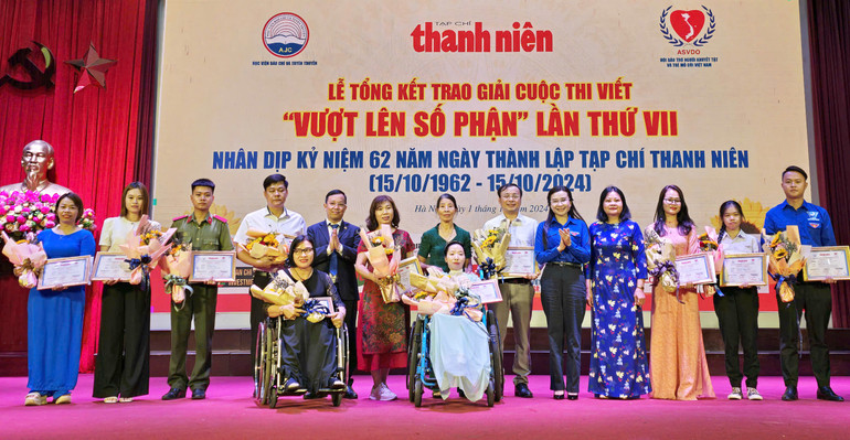 Đại diện các bộ, ban, ngành, đoàn thể và Ban tổ chức cùng các tác giả giành giải Cuộc thi.