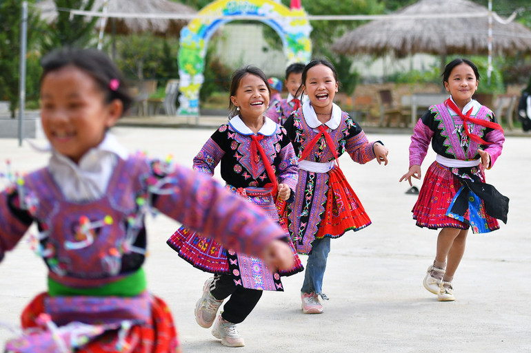 Nữ sinh Trường Tiểu học Lóng Luông vô tư đùa nghịch trong giờ ra chơi.
