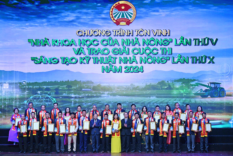 Đại diện lãnh đạo các bộ, ban, ngành trao danh hiệu "Nhà khoa học của nhà nông" năm 2024 tặng các cá nhân tiêu biểu.