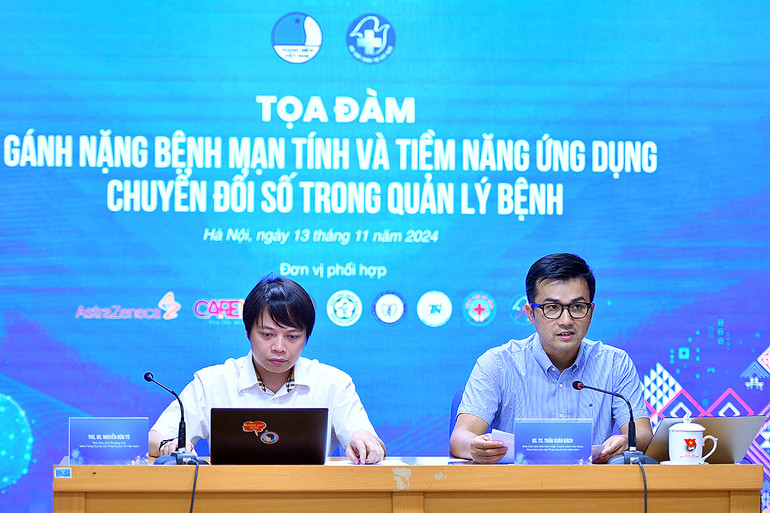 Giáo sư Trần Xuân Bách, Phó Chủ tịch Hội Liên hiệp Thanh niên Việt Nam, Phó Chủ tịch Hội Thầy thuốc trẻ Việt Nam (bên phải) điều hành các nội dung Tọa đàm.