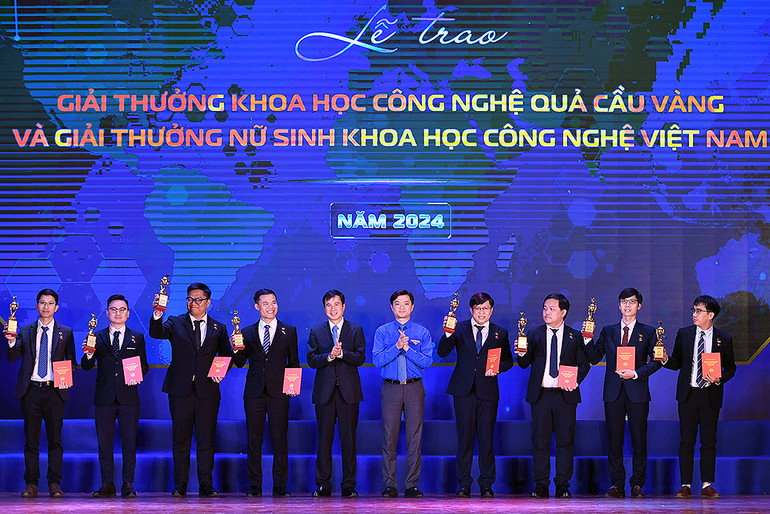 Bí thư Trung ương Đoàn, Chủ tịch Hội Sinh viên Việt Nam Nguyễn Minh Triết và Thứ trưởng Khoa học và công nghệ Bùi Thế Duy (lần lượt thứ 5 và 6 từ phải sang) trao Giải thưởng "Quả cầu vàng" năm 2024 tặng các nhà khoa học trẻ xuất sắc.