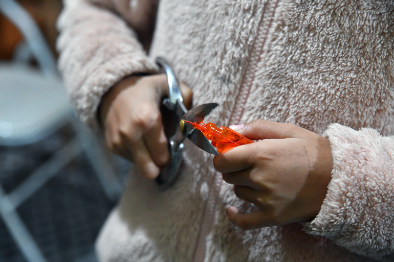 Đôi bàn tay bé nhỏ của em giờ đã thuần thục việc chuẩn bị thuốc, hâm nóng nước cho ông nội. Bà nội của Nhã Linh cho biết, việc chăm sóc ông hầu như do em đảm nhận toàn bộ. Cô bé thậm chí còn nhớ hết lịch, luôn miệng nhắc nhở ông nội việc đến khám thường xuyên tại bệnh viện.