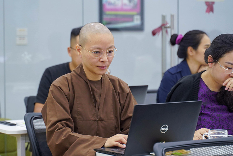 Sư cô T.Đ chăm chú vào bài giảng trong vai trò học viên công nghệ.