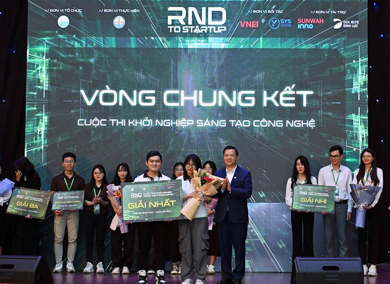 Ban tổ chức trao giải nhất bảng dự án có sản phẩm (đại học).