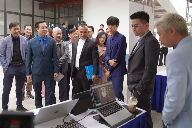 Các thành viên Hội đồng giám khảo tham quan khu vực triển lãm bên lề chung kết Cuộc thi.