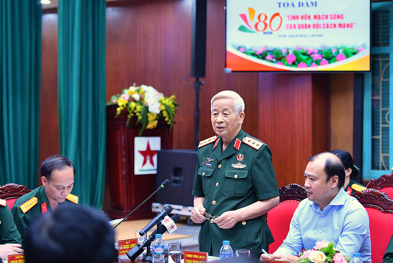 Thượng tướng Phạm Thanh Ngân phát biểu tham luận tại Tọa đàm.