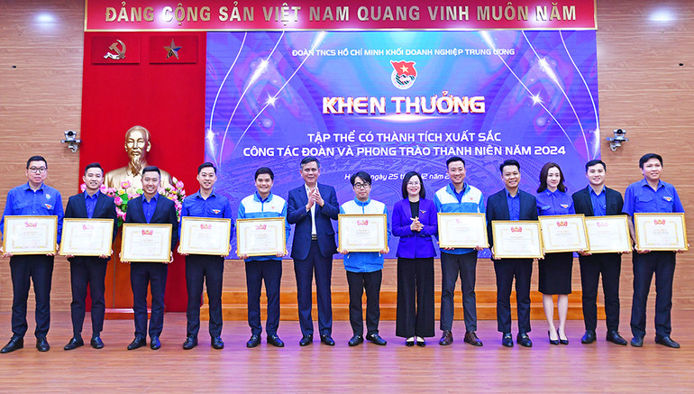 Đại diện các tập thể xuất sắc nhận Bằng khen của Trung ương Đoàn.
