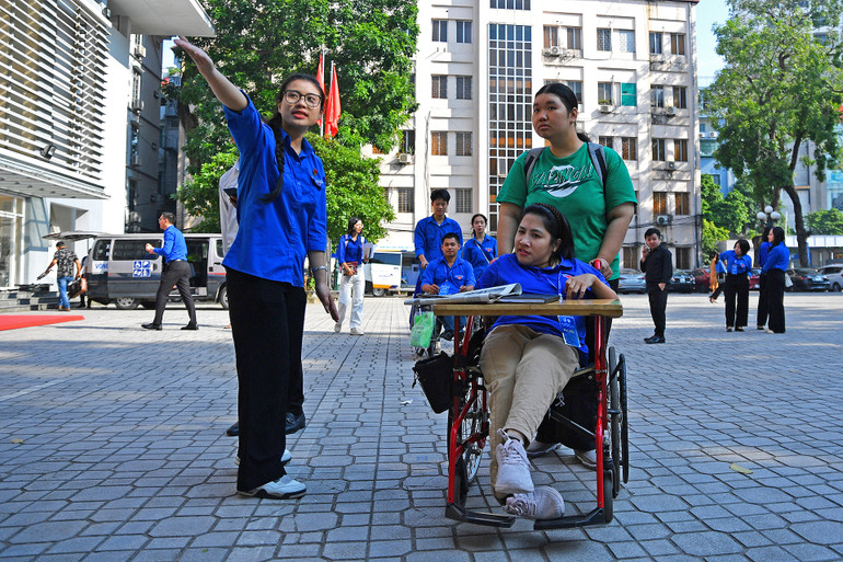 Đoàn viên, thanh niên tình nguyện hỗ trợ các đại biểu dự Đại hội đại biểu toàn quốc Hội Thanh niên khuyết tật Việt Nam lần thứ nhất, nhiệm kỳ 2024-2029.