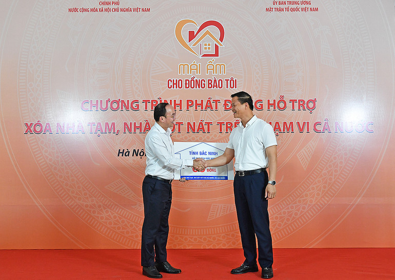 Đại diện lãnh đạo tỉnh Bắc Ninh trao kinh phí ủng hộ tặng đại diện lãnh đạo tỉnh Bắc Kạn.