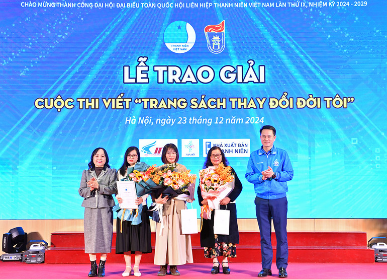 Phó Chủ tịch Thường trực Hội Liên hiệp Thanh niên Việt Nam Nguyễn Kim Quy (bên phải) trao giải nhất tặng các thí sinh cuộc thi "Trang sách thay đổi đời tôi" năm 2024. Phó Chủ tịch Thường trực Hội Liên hiệp Thanh niên Việt Nam Nguyễn Kim Quy (bên phải) trao giải nhất tặng các thí sinh cuộc thi "Trang sách thay đổi đời tôi" năm 2024.