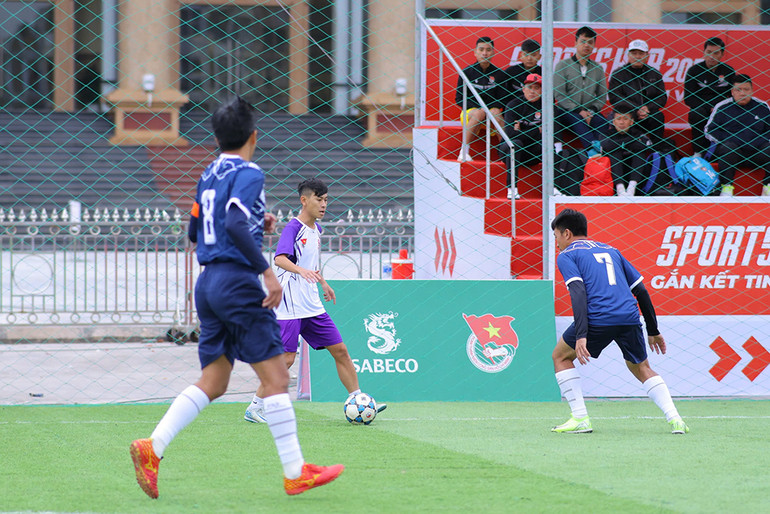 Các cầu thủ của 2 đội Tỉnh đoàn Bình Dương và Bia Sài Gòn miền trung thi đấu trận mở màn. Các cầu thủ của 2 đội Tỉnh đoàn Bình Dương và Bia Sài Gòn miền trung thi đấu trận mở màn.